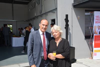 Der CDU Bundestagsabgeordnete für den Wahlkreis, Eberhard Gienger und Geneinderätin Bärbel Fuchslocher gratulierten dem ASB.