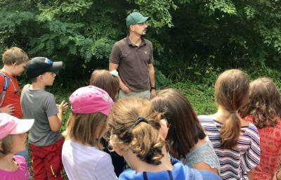 Gemeinsam mit Revierjäger Samuel Golter ging es durch den Ilsfelder Wald