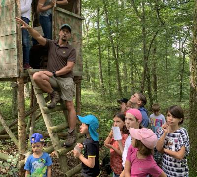 Revierjäger Samuel Golter erklärte den Kindern wie man dem Wild auf die Spur kommt.