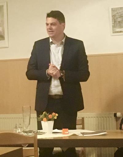 CDU Ortsvorsitzender, Thomas Schiroky, begrüßte zahlreiche Bürger im Landgasthof Krone in Auenstein. "Wenn uns fairer Handel mit Erzeugern in Entwicklungsländern wichtig ist, dürfen wir den fairen Handel vor Ort mit unseren regionalen Landwirten nicht aus den Augen verlieren" 