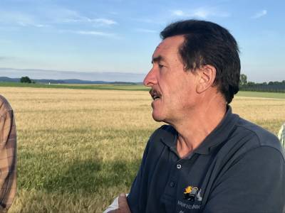 Landwirt Martin Schäfer erläutert seine Feldfrüchte - Landwirt Martin Schäfer erläutert seine Feldfrüchte