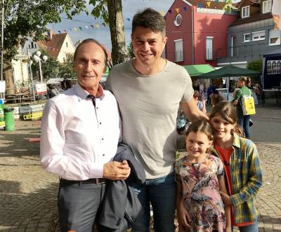 Bundestagsabgeordneter Eberhard Gienger mit Ilsfelds CDU Chef Thomas Schiroky mit Kindern
